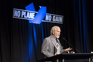 NBAA Honors Veteran Aviation Journalist Dave Higdon With 2016 Gold Wing Award